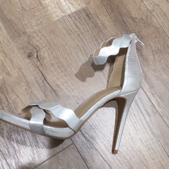 Silver heels - Picture 2 of 7